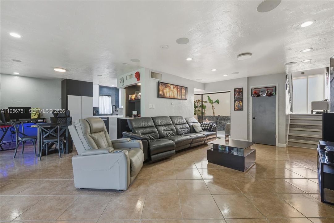 Activo con contrato: $299,000 (2 camas, 2 baños, 1436 Pies cuadrados)