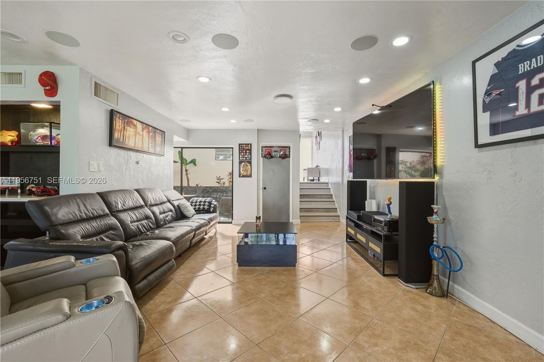 Activo con contrato: $299,000 (2 camas, 2 baños, 1436 Pies cuadrados)