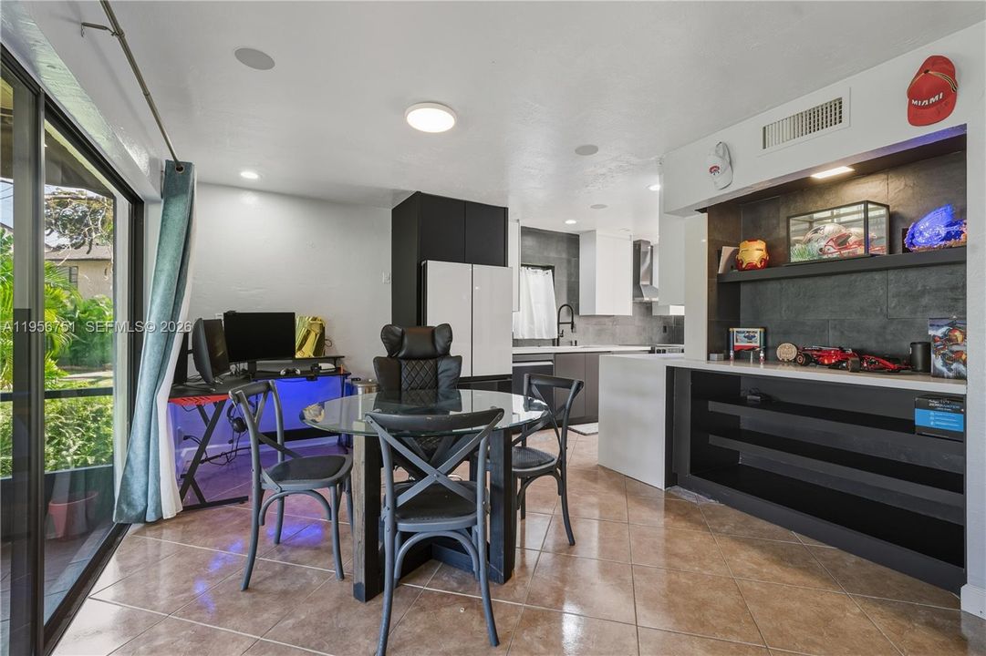 Activo con contrato: $299,000 (2 camas, 2 baños, 1436 Pies cuadrados)