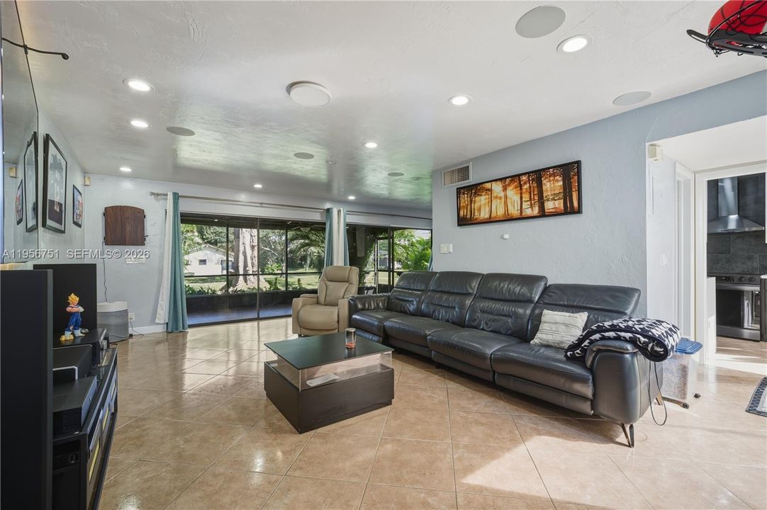 Activo con contrato: $299,000 (2 camas, 2 baños, 1436 Pies cuadrados)