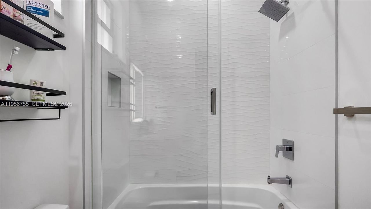 Activo con contrato: $1,200,000 (5 camas, 3 baños, 2748 Pies cuadrados)