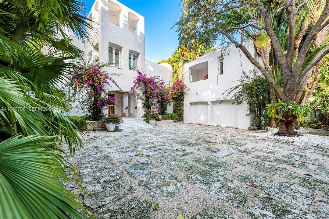 En Renta: $145,000 (7 camas, 7 baños, 8110 Pies cuadrados)