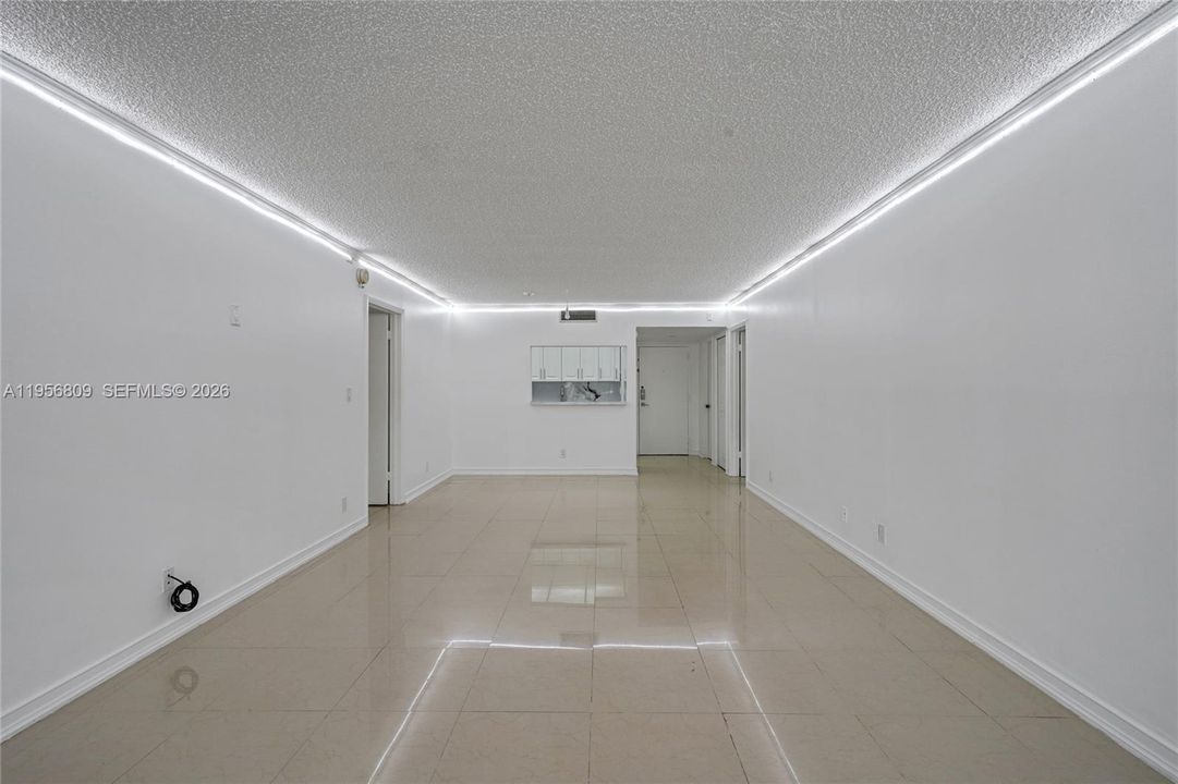 合同活跃: $285,000 (2 贝兹, 2 浴室, 1106 平方英尺)