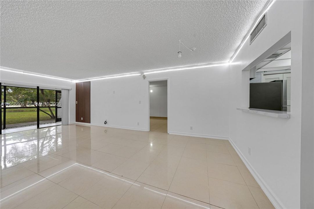 合同活跃: $285,000 (2 贝兹, 2 浴室, 1106 平方英尺)