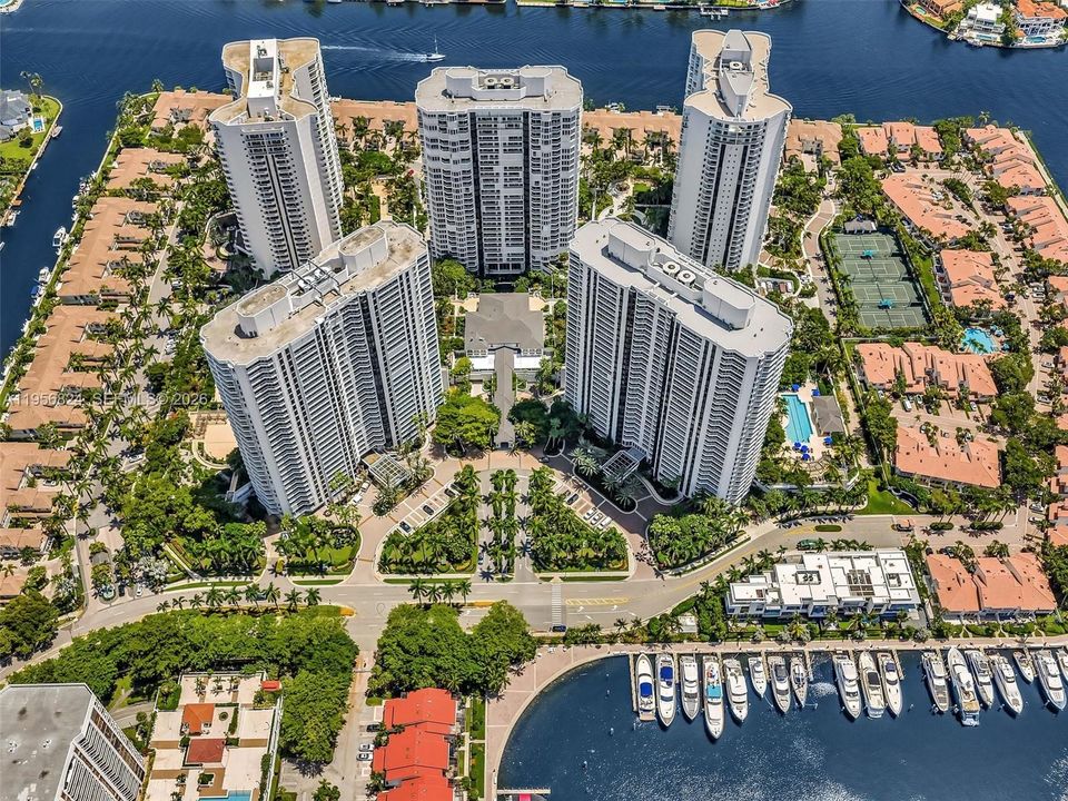 Под контрактом: $2,295,000 (3 спален, 3 ванн, 3173 Квадратных фут)