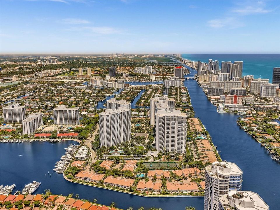 Под контрактом: $2,295,000 (3 спален, 3 ванн, 3173 Квадратных фут)