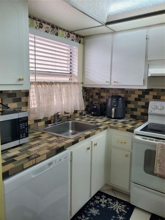 На продажу: $105,000 (2 спален, 2 ванн, 850 Квадратных фут)
