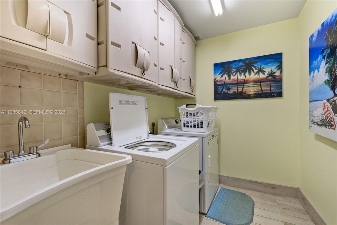 For Sale: $675,000 (2 beds, 2 baths, 1214 Square Feet)