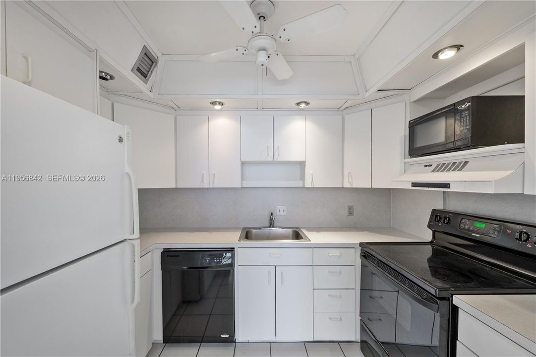 For Sale: $675,000 (2 beds, 2 baths, 1214 Square Feet)