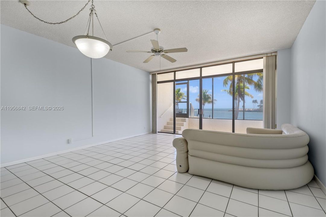 For Sale: $675,000 (2 beds, 2 baths, 1214 Square Feet)