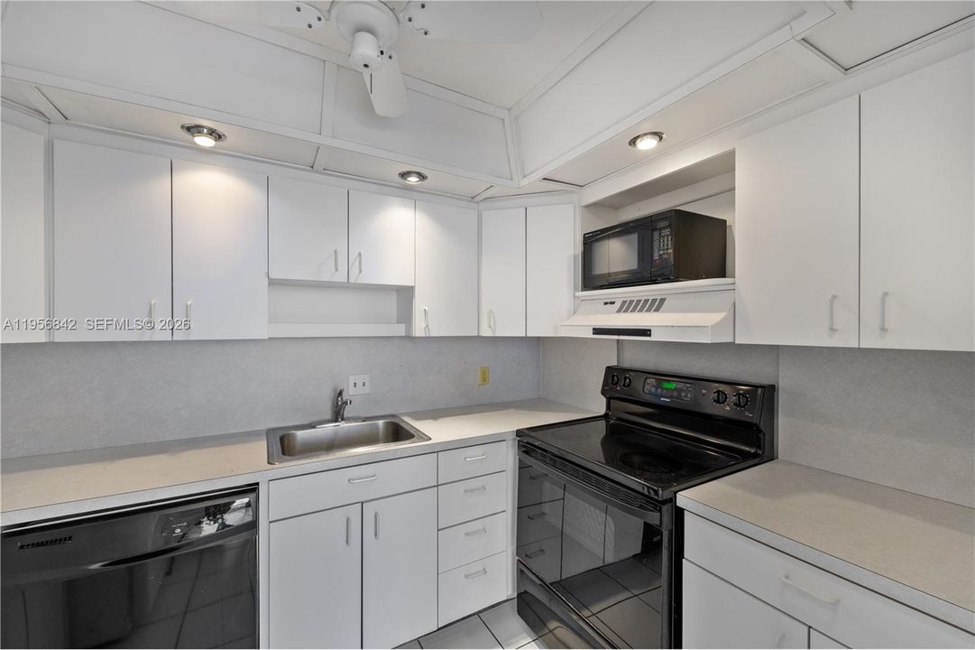 For Sale: $675,000 (2 beds, 2 baths, 1214 Square Feet)