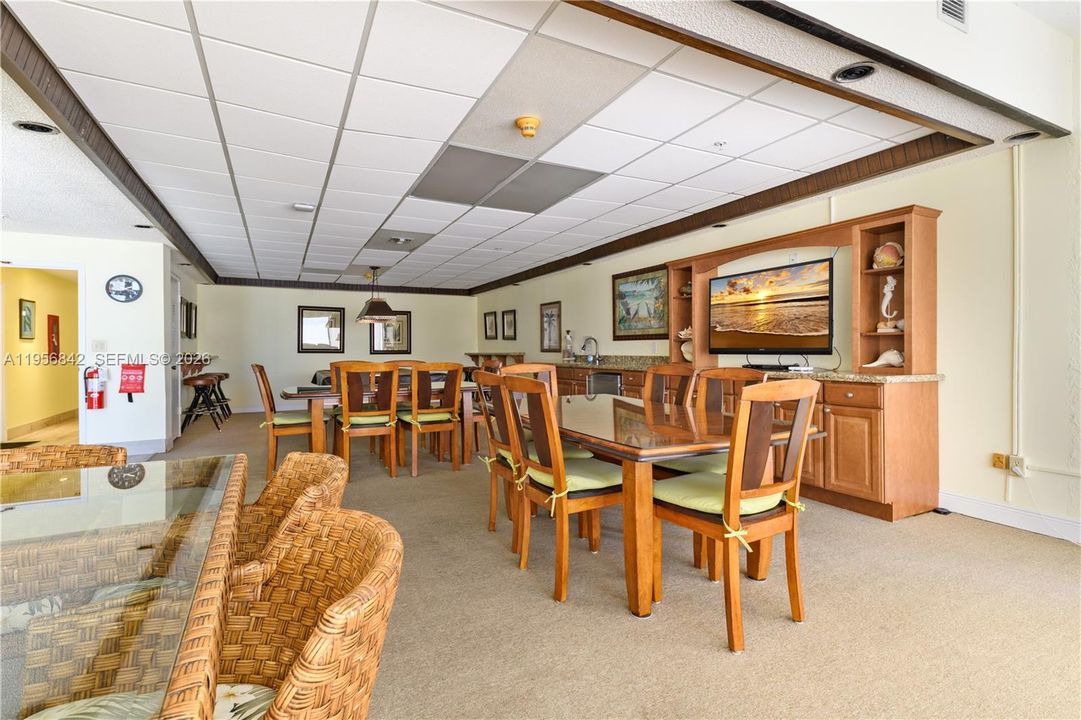 For Sale: $675,000 (2 beds, 2 baths, 1214 Square Feet)