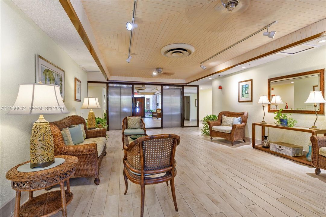 For Sale: $675,000 (2 beds, 2 baths, 1214 Square Feet)