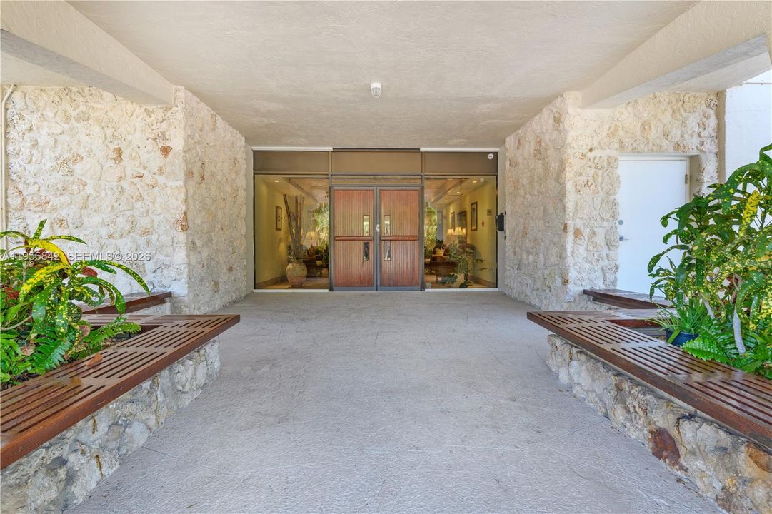 For Sale: $675,000 (2 beds, 2 baths, 1214 Square Feet)