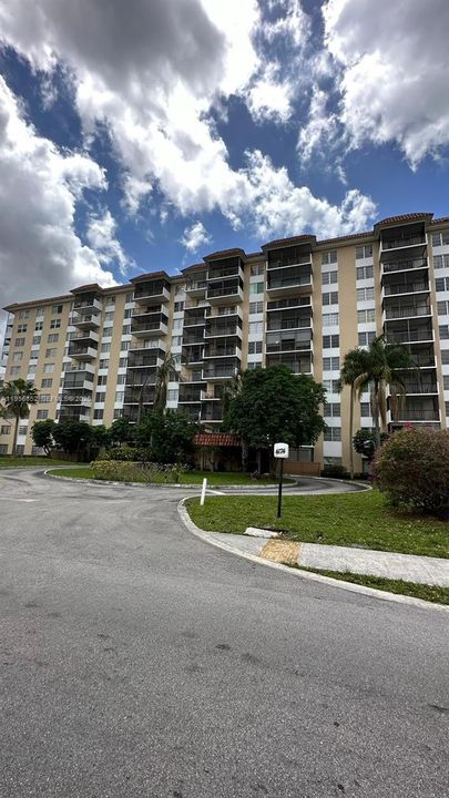 For Sale: $74,000 (1 beds, 1 baths, 783 Square Feet)