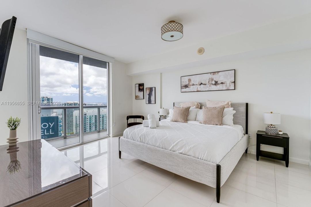 For Sale: $650,000 (1 beds, 1 baths, 842 Square Feet)