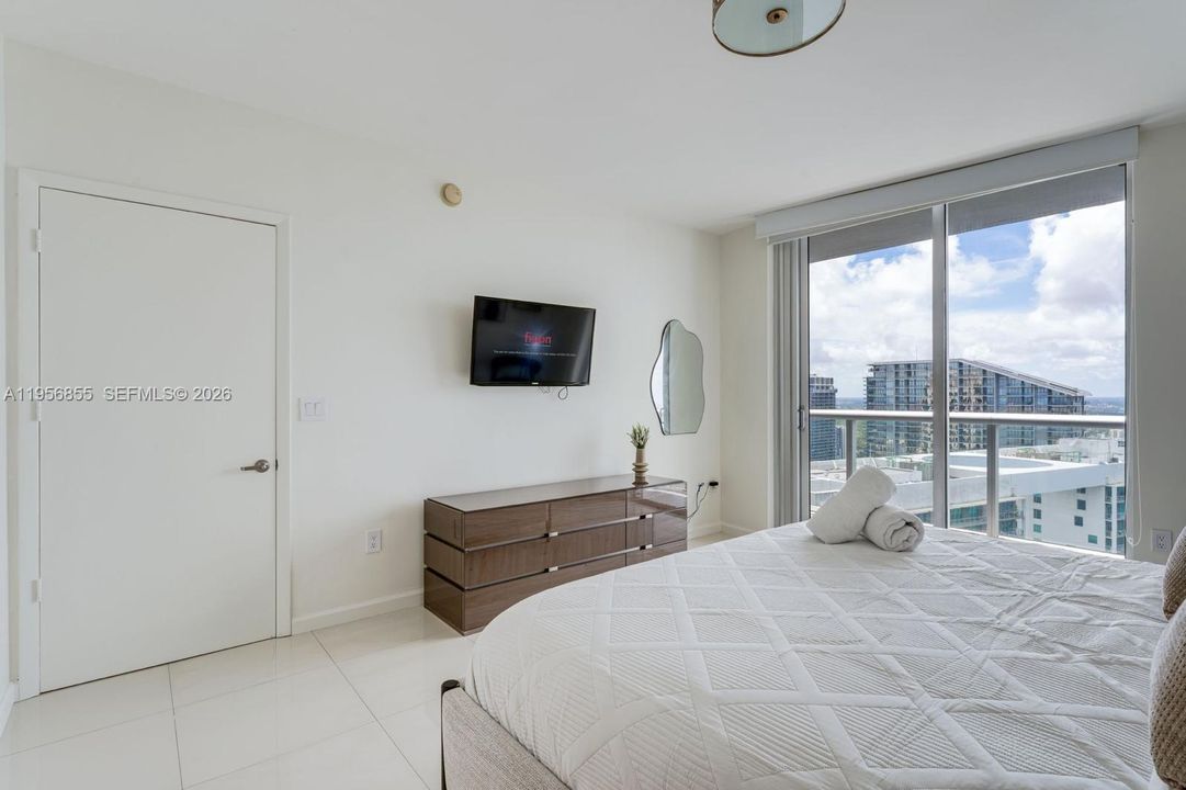 For Sale: $650,000 (1 beds, 1 baths, 842 Square Feet)