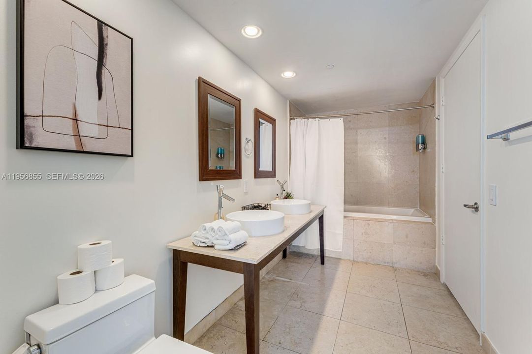 For Sale: $650,000 (1 beds, 1 baths, 842 Square Feet)