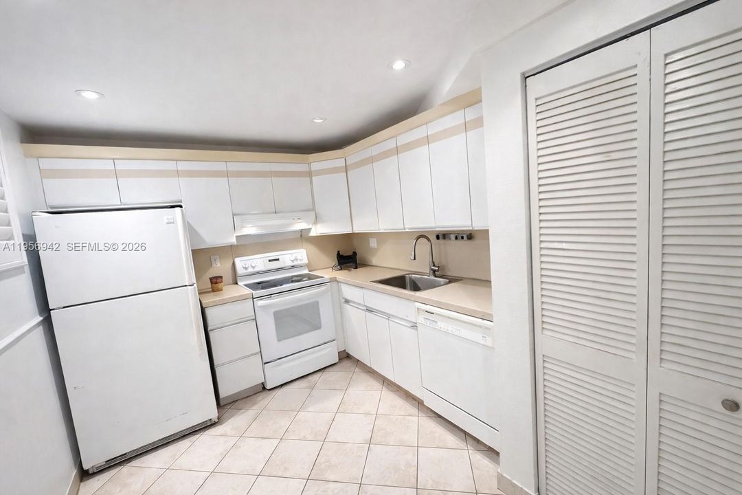 Active With Contract: $159,900 (3 beds, 2 baths, 1760 Square Feet)