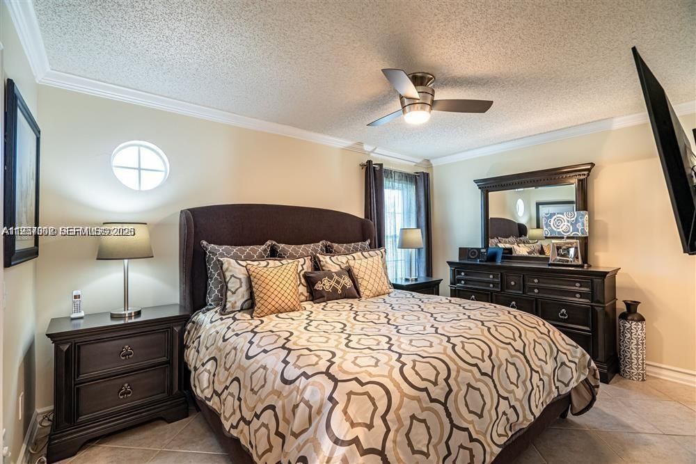 For Rent: $2,400 (3 beds, 2 baths, 1259 Square Feet)