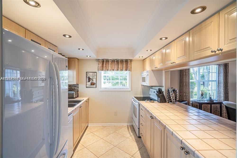 For Rent: $2,400 (3 beds, 2 baths, 1259 Square Feet)