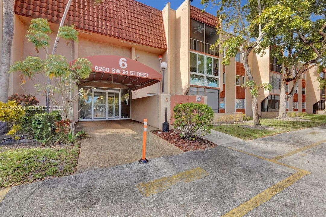 For Sale: $82,000 (1 beds, 1 baths, 870 Square Feet)