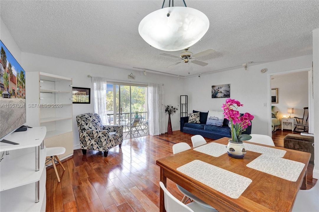 For Sale: $82,000 (1 beds, 1 baths, 870 Square Feet)