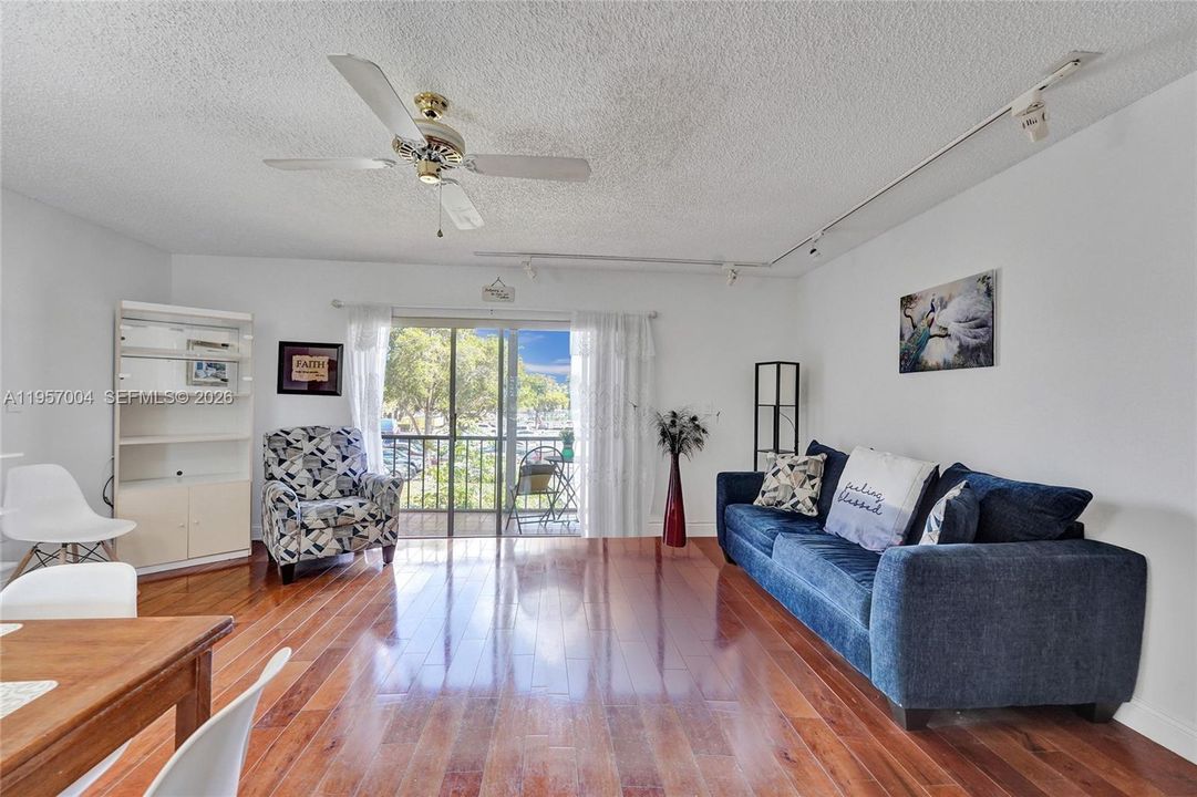 For Sale: $82,000 (1 beds, 1 baths, 870 Square Feet)