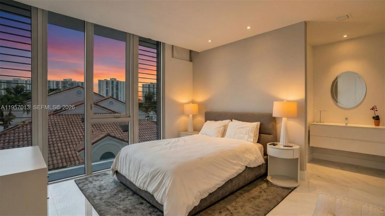 Под контрактом: $3,295,000 (4 спален, 4 ванн, 3849 Квадратных фут)