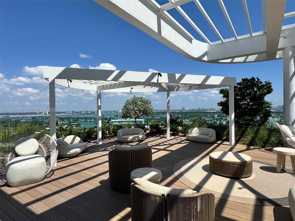 For Sale: $1,295,000 (2 beds, 2 baths, 802 Square Feet)