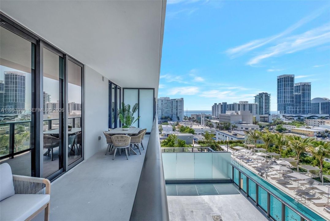 For Sale: $1,295,000 (2 beds, 2 baths, 802 Square Feet)
