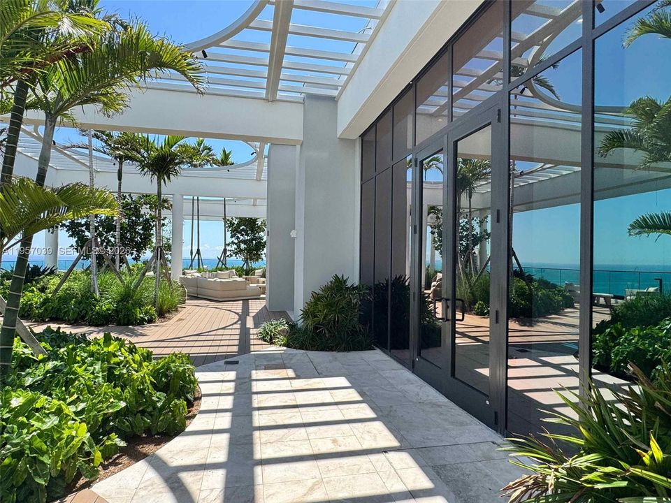 For Sale: $1,295,000 (2 beds, 2 baths, 802 Square Feet)
