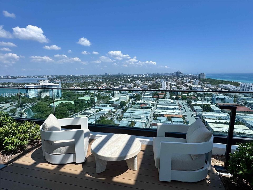 For Sale: $1,295,000 (2 beds, 2 baths, 802 Square Feet)