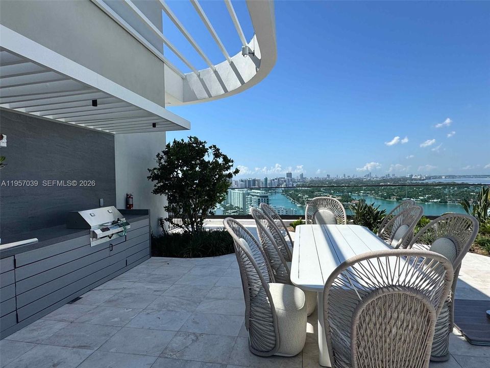 For Sale: $1,295,000 (2 beds, 2 baths, 802 Square Feet)