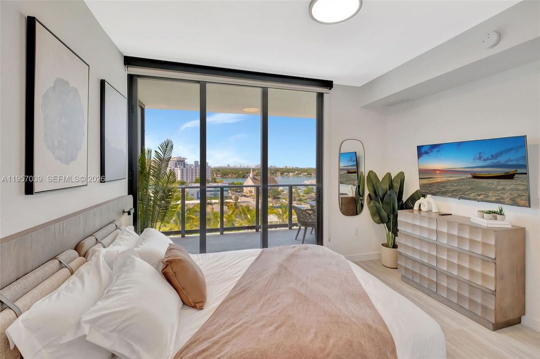 For Sale: $1,295,000 (2 beds, 2 baths, 802 Square Feet)