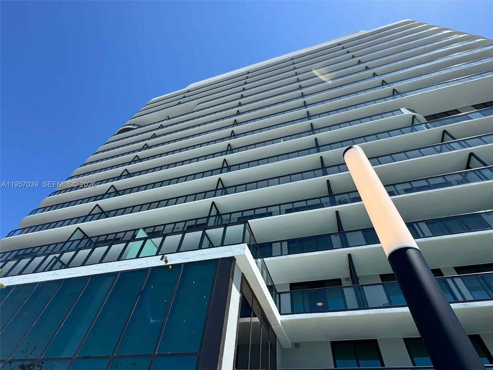 For Sale: $1,295,000 (2 beds, 2 baths, 802 Square Feet)