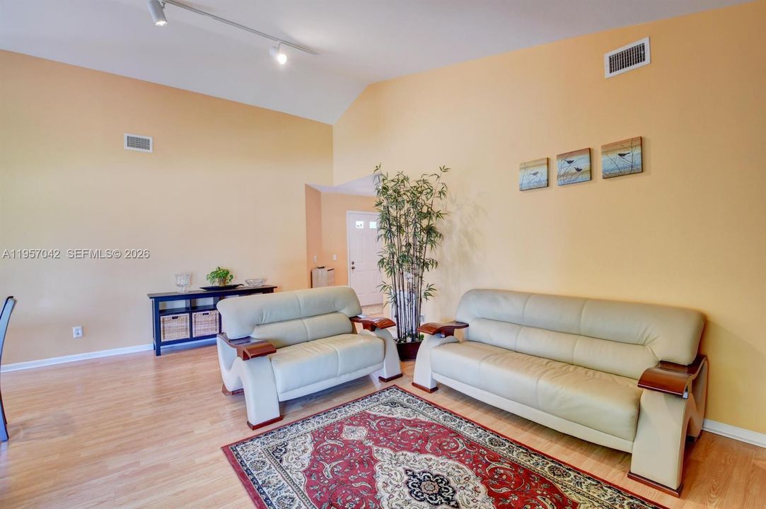 For Sale: $245,000 (2 beds, 2 baths, 1335 Square Feet)