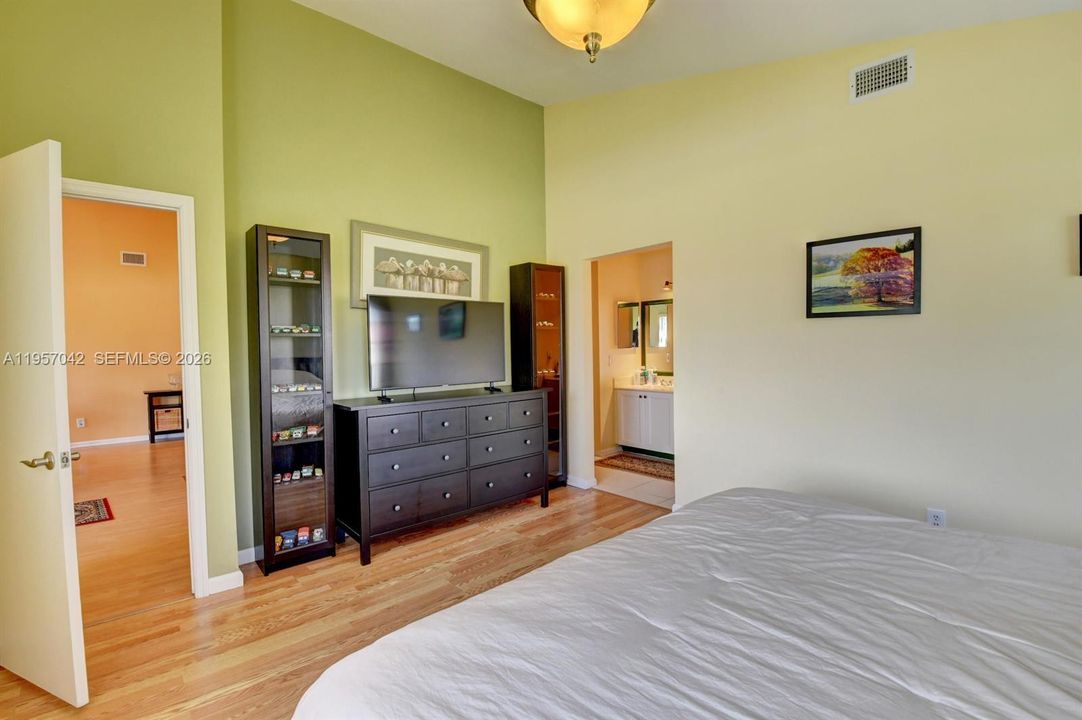 For Sale: $245,000 (2 beds, 2 baths, 1335 Square Feet)