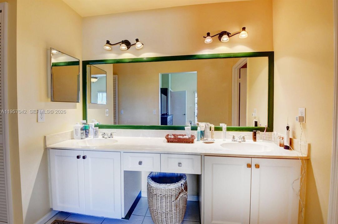 For Sale: $245,000 (2 beds, 2 baths, 1335 Square Feet)