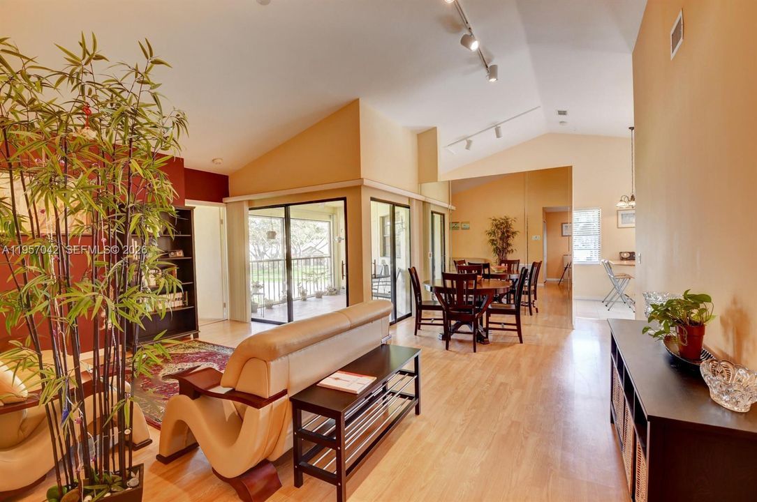 For Sale: $245,000 (2 beds, 2 baths, 1335 Square Feet)