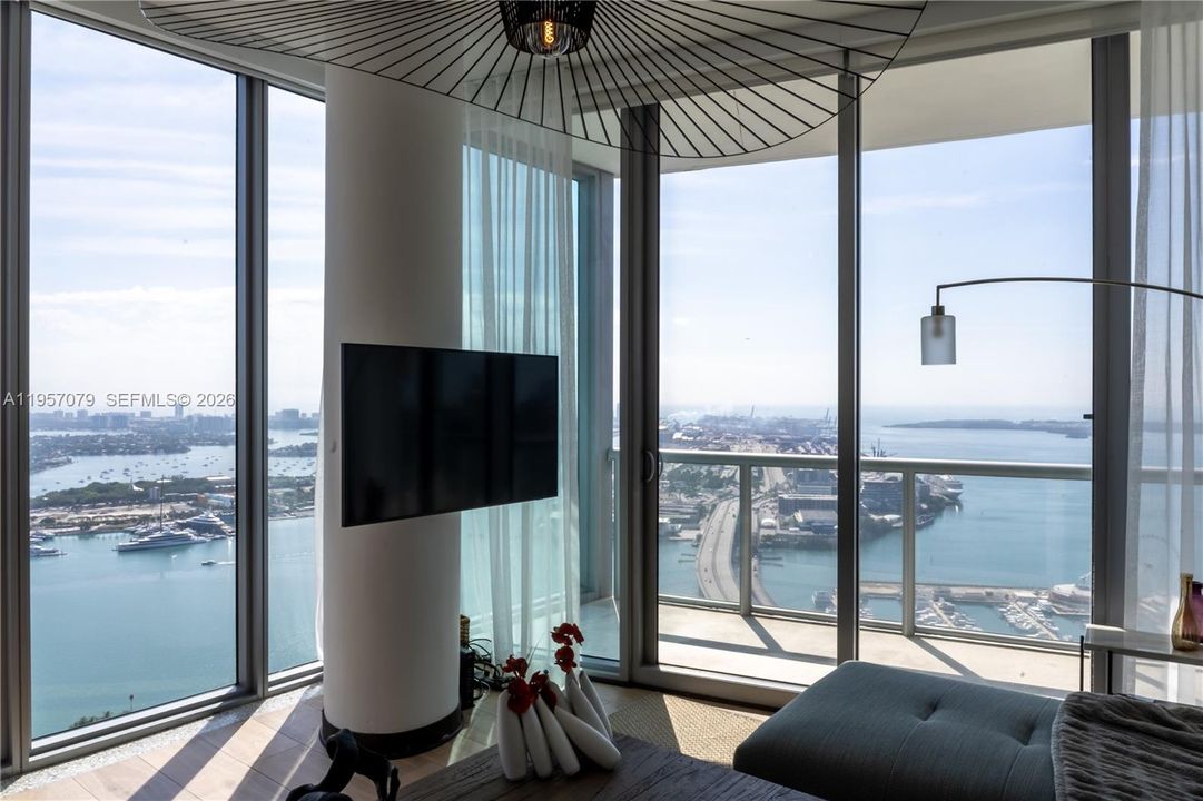 For Sale: $1,470,000 (2 beds, 2 baths, 1333 Square Feet)
