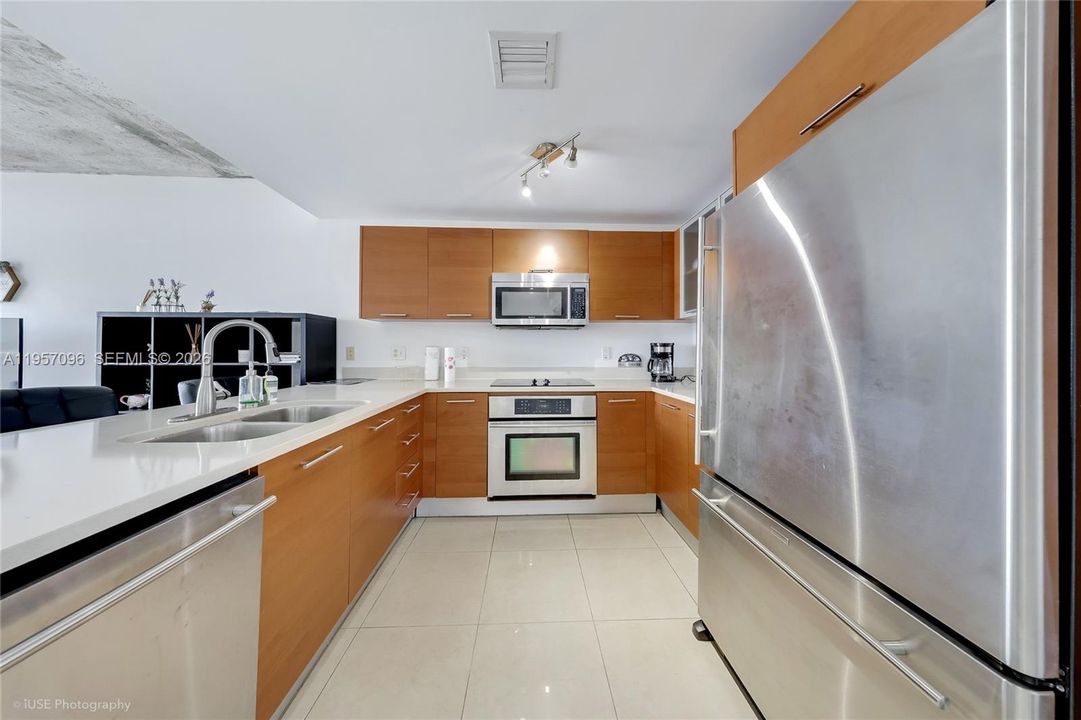 For Sale: $439,000 (1 beds, 1 baths, 740 Square Feet)