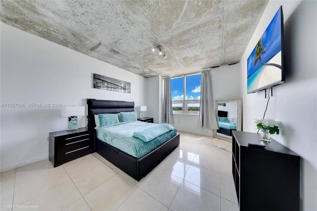 For Sale: $439,000 (1 beds, 1 baths, 740 Square Feet)