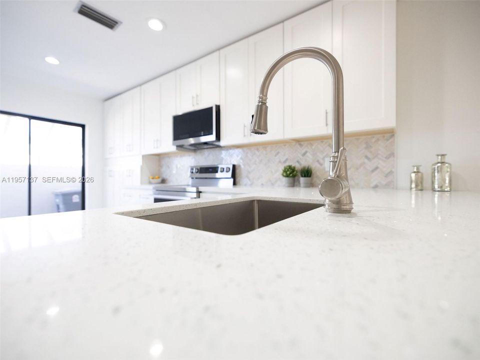 Activo con contrato: $379,000 (2 camas, 2 baños, 1459 Pies cuadrados)