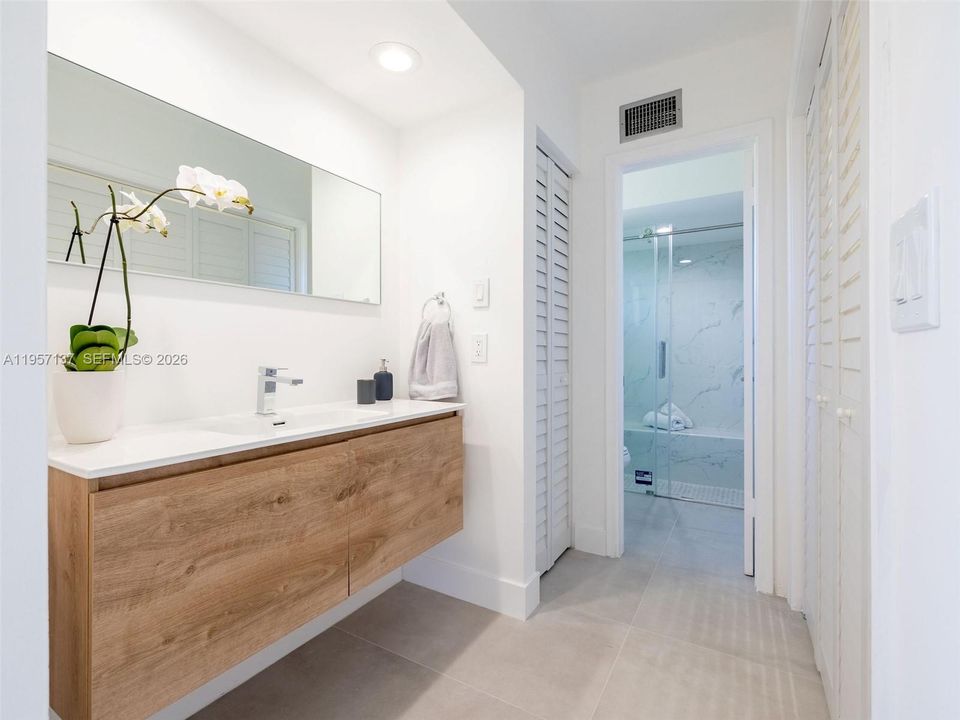 Activo con contrato: $379,000 (2 camas, 2 baños, 1459 Pies cuadrados)