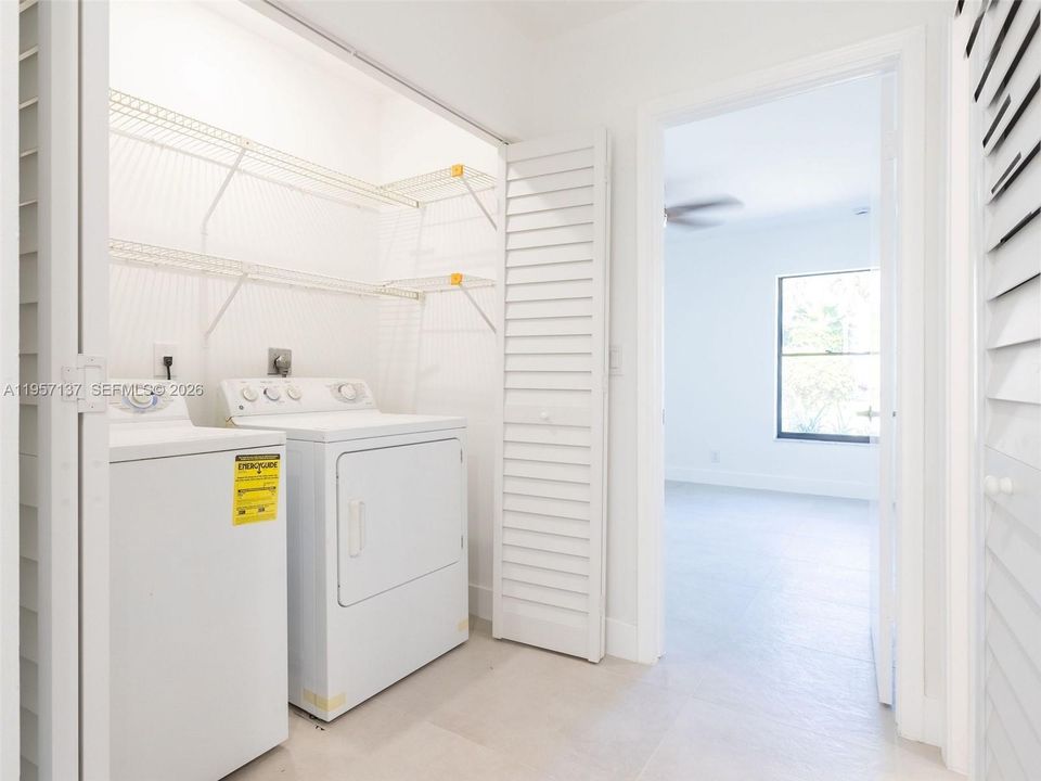 Activo con contrato: $379,000 (2 camas, 2 baños, 1459 Pies cuadrados)