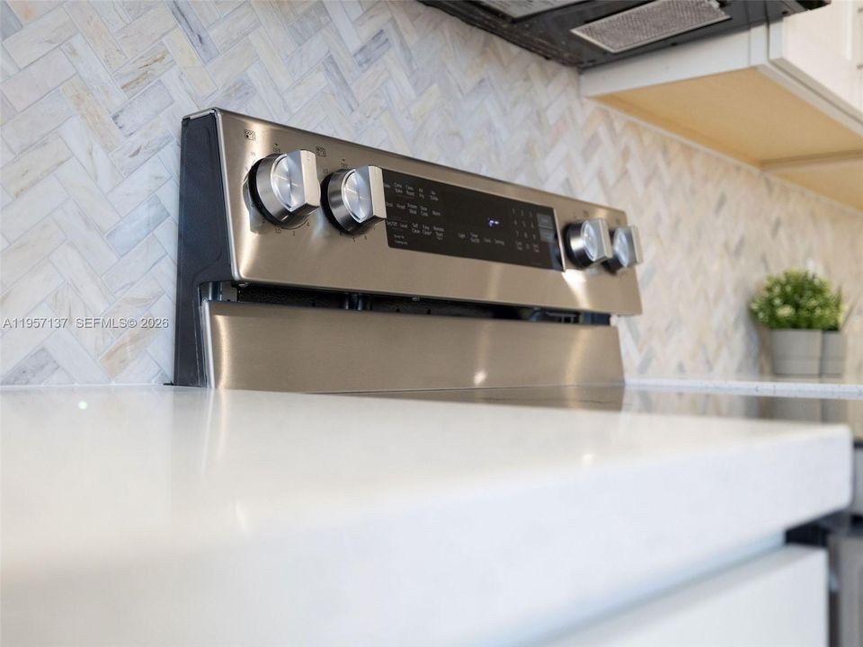 Activo con contrato: $379,000 (2 camas, 2 baños, 1459 Pies cuadrados)