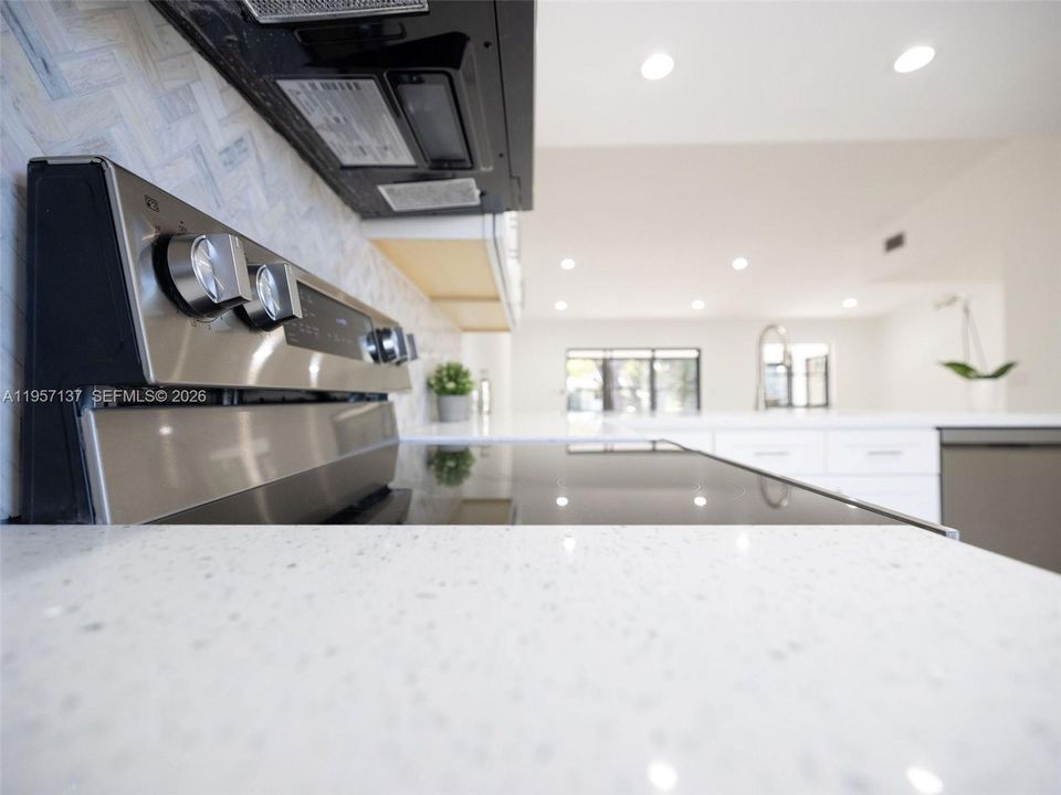 Activo con contrato: $379,000 (2 camas, 2 baños, 1459 Pies cuadrados)