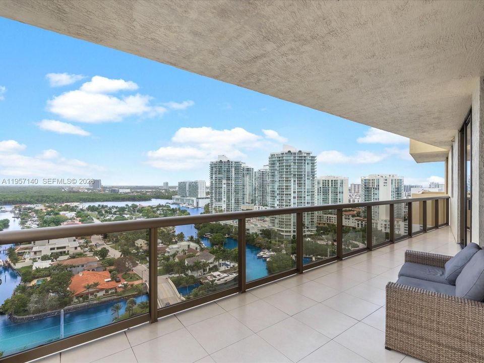 For Sale: $1,190,000 (2 beds, 2 baths, 1342 Square Feet)