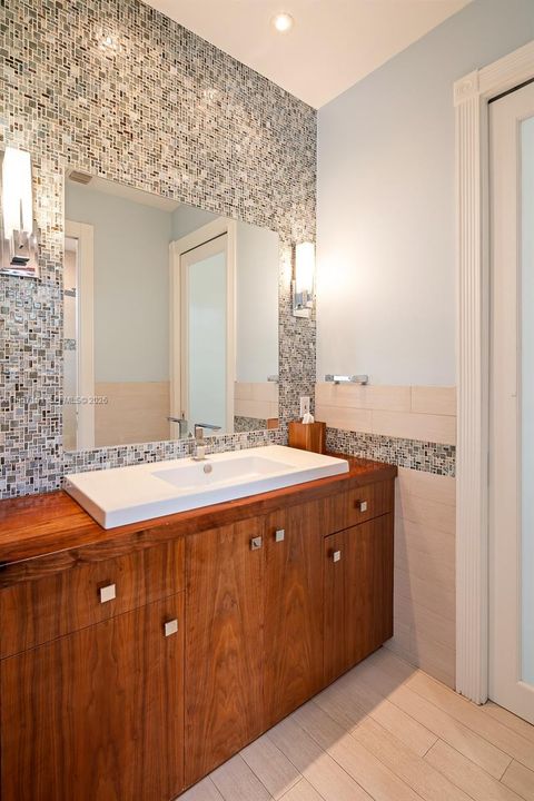 Activo con contrato: $3,950,000 (6 camas, 5 baños, 4695 Pies cuadrados)